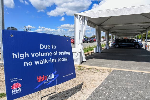 NSW CORONAVIRUS COVID19, Members of the public queue in their cars for a COVID-19 PCR test at the Maroubra Heffron Park Histopath Pathology Drive-through Clinic, in Sydney, Thursday, December 30, 2021. As COVID-19 case numbers soar and testing delays build up in NSW, Dominic Perrottet will join other state and territory leaders to discuss a national response. ( NO ARCHIVING, EDITORIAL USE ONLY, NO USE IN BOOKS WITHOUT CONSENT SYDNEY NSW AUSTRALIA  Copyright: xBIANCAxDExMARCHIx 20211230001609751934
