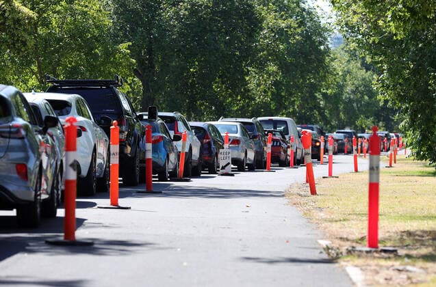 VICTORIA CORONAVIRUS COVID19, Members of the public are seen queuing in their cars at a drive-through COVID-19 testing site at Albert Park, in Melbourne, Thursday, December 30, 2021. Victorian travellers getting tested to cross state borders are being asked not to show up at testing sites until after midday in an effort to ease pressure on the system. ( NO ARCHIVING, EDITORIAL USE ONLY, NO USE IN BOOKS WITHOUT CONSENT MELBOURNE VIC AUSTRALIA  Copyright: xCONxCHRONISx 20211230001609757050