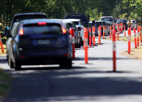VICTORIA CORONAVIRUS COVID19, Members of the public queue in their cars at a drive-through COVID-19 testing site at Albert Park, in Melbourne, Thursday, December 30, 2021. Victorian travellers getting tested to cross state borders are being asked not to show up at testing sites until after midday in an effort to ease pressure on the system. ( NO ARCHIVING, EDITORIAL USE ONLY, NO USE IN BOOKS WITHOUT CONSENT MELBOURNE VIC AUSTRALIA  Copyright: xCONxCHRONISx 20211230001609757967