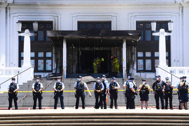 Bilder des Jahres 2021, News 12 Dezember News Themen der Woche KW52 News Bilder des Tages CANBERRA OLD PARLIAMENT HOUSE FIRE, Police officers stand guard outside the fire damaged entrance to Old Parliament House in Canberra, Thursday, December 30, 2021. ( NO ARCHIVING, EDITORIAL USE ONLY, NO USE IN BOOKS WITHOUT CONSENT CANBERRA ACT AUSTRALIA  Copyright: xLUKASxCOCHx 20211230001609764902