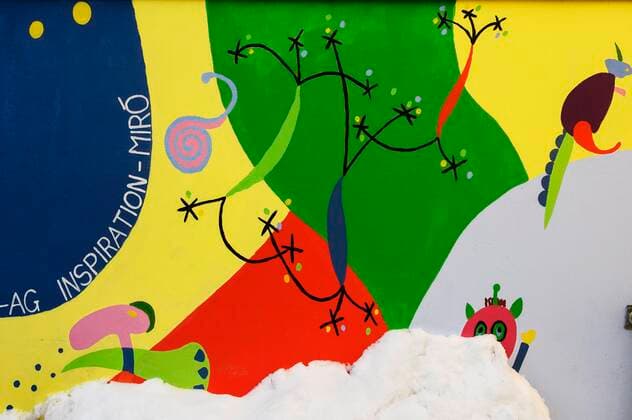  Graffiti an Kindergartenmauer, Inspiration Miro, Kempten, Allgäu, Bayern, Deutschland, Europa *** Graffiti on kindergarten wall, Inspiration Miro, Kempten, Allgäu, Bavaria, Germany, Europe Copyright: imageBROKER/ManfredxBail iblabc07201843.jpg
