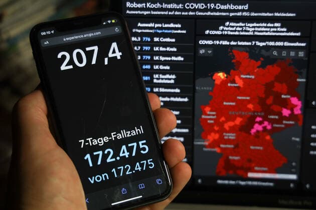 Coronavirus in Deutschland - Covid-19-Dashboard des Robert Koch-Institut 30.12.2021: Robert Koch-Institut: 7-Tage-Inzidenz 207,4. 7-Tage-Fallzahl 172.475. COVID-19-Fälle 7.109.182. Zugang um 42.770 gegenüber dem Vortag. COVID-19-Todesfälle 11.602. Zugang um 383 gegenüber dem Vortag. Hinweis des RKI: Zum Jahreswechsel ist zu beachten, dass mit einer geringeren Test- und Meldeaktivität zu rechnen ist. Die im Dashboard ausgewiesenen Daten ergeben ein unvollständiges Bild.