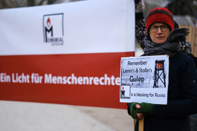 Demonstranten protestieren vor der Botschaft der Russischen Föderation in Berlin-Mitte gegen die Schließung der russischen Menschenrechtsorganisation Memorial. Rally against the closure of Russian human rights organisation Memorial in front of the Russian embassy in Berlin. snapshot-photography xK.M.Krause *** Demonstrators protest in front of the Embassy of the Russian Federation in Berlin Mitte Rally against the closure of Russian human rights organisation Memorial in front of the Russian embassy in Berlin snapshot photography xK M Krause