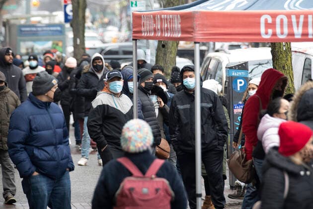 (211230) -- NEW YORK, Dec. 30, 2021 -- People wait for COVID-19 test in the Queens borough of New York, United States, Dec. 29, 2021. New York state recorded 67,090 new COVID-19 cases on Tuesday with a test positive rate of 18.5 percent, Governor Kathy Hochul announced on Wednesday. ) U.S.-NEW YORK-COVID-19-CASES WangxYing 