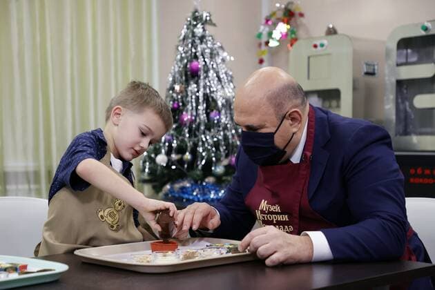 Entertainment Themen der Woche KW52 Russia Mishustin New Year Season Charity 6734528 30.12.2021 Russian Prime Minister Mikhail Mishustin and Misha Spiridonov of the Orel region visit the Krasny Oktyabr (Red October) confectionery factory as part of the annual Fir Tree of Wishes campaign, in Moscow, Russia. Dmitry Astakhov Sputnik Moscow Russia  Copyright: xDmitryxAstakhovx