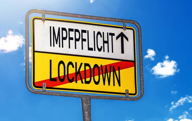 Schild mit der Aufschrift Impfpflicht und Lockdown, Covid-19 Allgemeine Impfpflicht, Coronavirus Maßnahmen Symbolbild xFOTOMONTAGEx