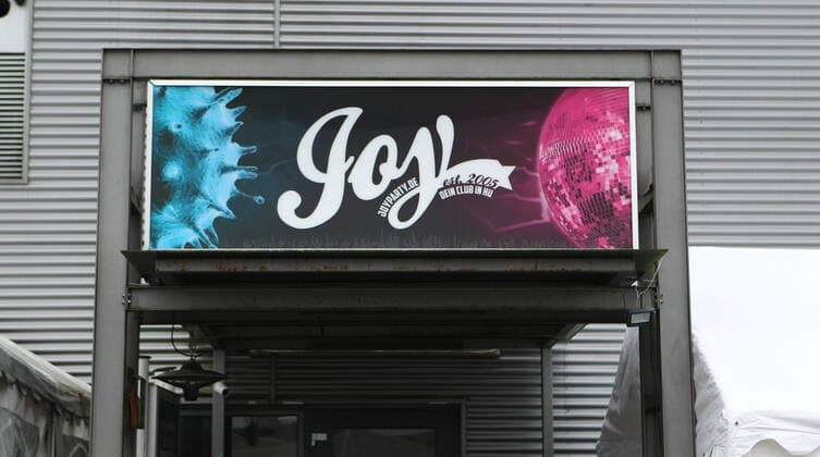 Die Diskothek Joy am Kirchweg 119 in Henstedt-Ulzburg. Wie der Infektionsschutz des Kreises Segeberg am 29. Dezember mitgeteilt hat, müssen sich alle Personen, die an Heiligabend und oder am ersten Weihnachtsfeiertag den Club besucht haben, sich unmittelbar in Quarantäne zu begeben. Laut dem Gesundheitsamt wurde bei mindestens einem der Besucher der Partys eine Corona-Infektion mit Verdacht auf die Omikron-Variante bestätigt. Deswegen müssen sich auch genesene und geimpfte Kontaktpersonen für 14 Tage isolieren. Nach Angaben von Joy-Geschäftsführer Joey Claussen handelt es sich insgesamt rund 820 Personen, die an beiden Tagen seine Disco besucht haben. Es wurde an beiden Tagen nach der 2G-Plus-Regelung verfahren. Laut dem Kreis