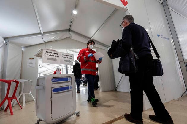 December 30, 2021, Roma, Italia: Health workers administer a Pfizer COVID-19 and Moderna COVID-19 vaccines booster shot at the COVID-19 vaccination hub of Termini station, in Rome, Italy, 30 Decemberr 2021. ANSA GIUSEPPE LAMI Roma Italia - ZUMAa110 20211230_zaf_a110_008 Copyright: xGiuseppexLamix