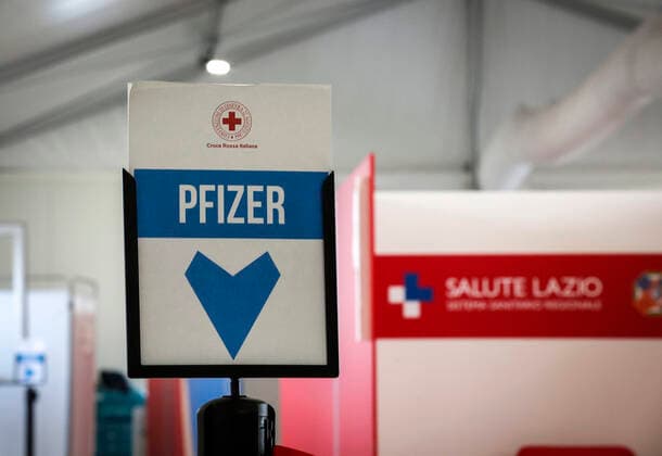 December 30, 2021, Roma, Italia: Health workers administer a Pfizer COVID-19 and Moderna COVID-19 vaccines booster shot at the COVID-19 vaccination hub of Termini station, in Rome, Italy, 30 Decemberr 2021. ANSA GIUSEPPE LAMI Roma Italia - ZUMAa110 20211230_zaf_a110_010 Copyright: xGiuseppexLamix
