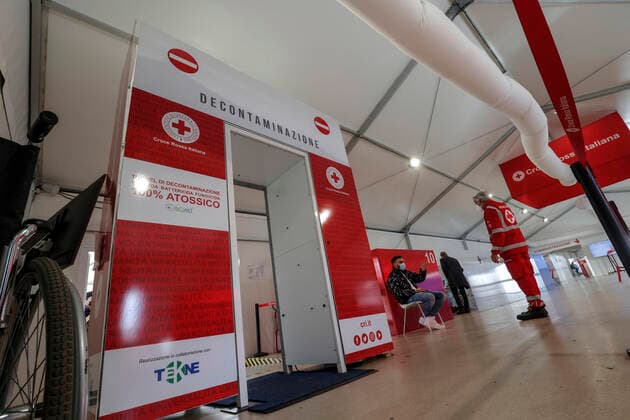 December 30, 2021, Roma, Italia: Health workers administer a Pfizer COVID-19 and Moderna COVID-19 vaccines booster shot at the COVID-19 vaccination hub of Termini station, in Rome, Italy, 30 Decemberr 2021. ANSA GIUSEPPE LAMI Roma Italia - ZUMAa110 20211230_zaf_a110_012 Copyright: xGiuseppexLamix
