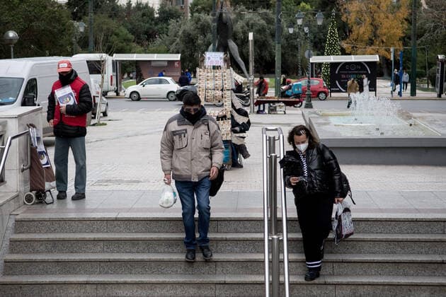 New Measures Against COVID-19 In Athens People seen wearing protected mask in the center of Athens, Greece on December 30, 2021. The new measures to limit the spread of the Omicron mutation came into force at 6:00 in the morning, after the record of 28,828 cases recorded on Wednesday. The restaurants and bars will close at 12:00 midnight and will not play music. Also is prohibition of organized parties in private or public places. The measures will be valid until January 16. Athens Greece  Copyright: xNikolasxKokovlisx originalFilename: kokovlis-notitle211230_npf6c.jpg