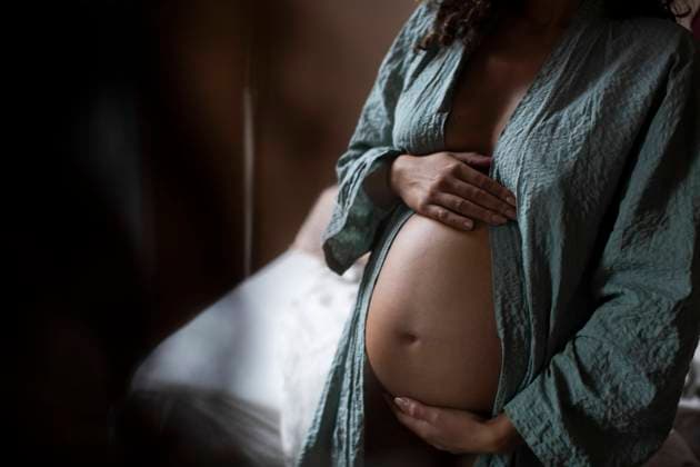 IMAGO Creative: Mutterschaft Midsection of pregnant woman touching belly at home Sweden, Stockholm, model released, property released Copyright: xMaskotx , MA91196