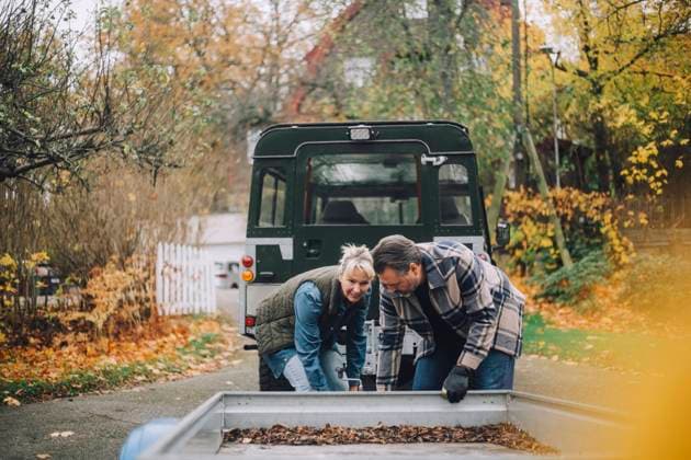IMAGO Creative, Jahreszeit Herbst auf dem Land Mature male and female friends towing sports utility vehicle at driveway Sweden, Stockholm, model released, property released Copyright: xMaskotx , MA91218