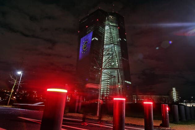 News Themen der Woche KW52 News Bilder des Tages 30.12.2021, Mainz, DEU Illumination der Europaeischen Zentralbank, in der Farben der Europaeischen Union und in verschiedenen Botschaften und den 15 Sprachen des Euroraums zum 20. Jahrestag des Euro-Bargelds. Bis zum 9. Januar 2022 wird das Gebaeude von 17.30 bis 23.30 beleuchtet sein. *** 30 12 2021, Mainz, DEU Illumination of the European Central Bank, in the colours of the European Union and in different embassies and the 15 languages of the euro area for the 20th anniversary of the euro cash Until 9 January 2022 the building will be illuminated from 17 30 to 23 30