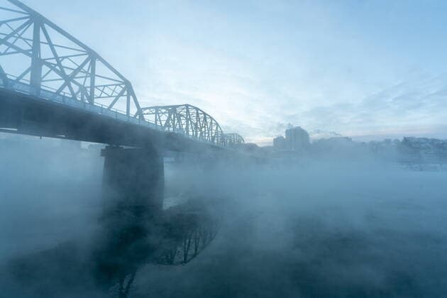 December 30, 2021, Saskatoon, SK, Canada: Steam rolls over the Victoria Bridge on South Saskatchewan River during an extreme cold warning in Saskatoon, Sask., on Thursday, December 30, 2021. Due to a rush of Arctic air, unusually cold weather is observed in Western Canada. A bone-chilling temperature of -38C is recorded in Saskatoon on Thursday morning. Saskatoon Canada  - ZUMAc35_ 20211230_zaf_c35_009 Copyright: xHeywoodxYux