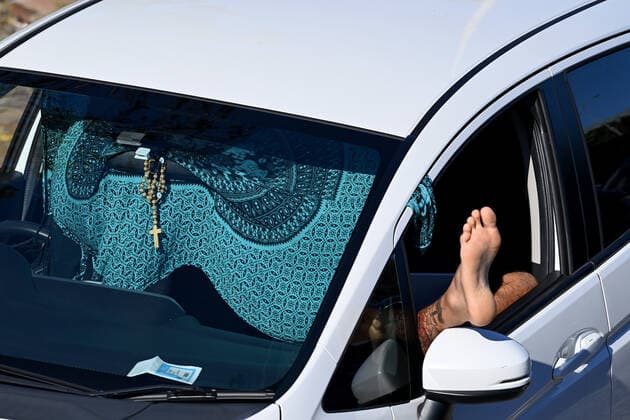 NSW CORONAVIRUS COVID19, Members of the public queue in their cars for a COVID-19 PCR test at the St Vincent?s Drive-through Clinic at Bondi Beach in Sydney, Friday, December 31, 2021. NSW will begin moving to rapid testing and shorten isolation periods amid surging COVID-19 case numbers and testing delay. ( NO ARCHIVING, EDITORIAL USE ONLY, NO USE IN BOOKS WITHOUT CONSENT SYDNEY NSW AUSTRALIA  Copyright: xBIANCAxDExMARCHIx 20211231001609907904