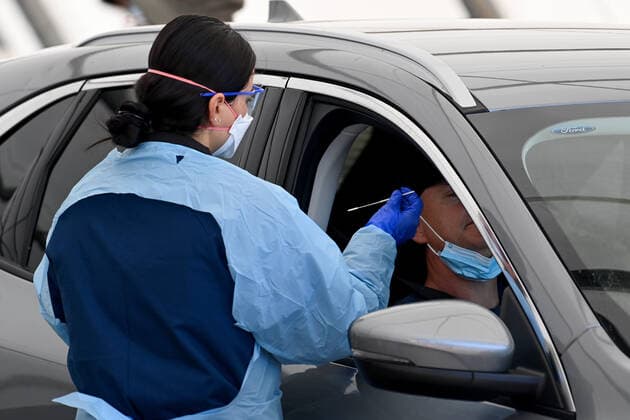 NSW CORONAVIRUS COVID19, Health care workers administer COVID-19 PCR tests at the St Vincent?s Drive-through Clinic at Bondi Beach in Sydney, Friday, December 31, 2021. NSW will begin moving to rapid testing and shorten isolation periods amid surging COVID-19 case numbers and testing delay. ( NO ARCHIVING, EDITORIAL USE ONLY, NO USE IN BOOKS WITHOUT CONSENT SYDNEY NSW AUSTRALIA  Copyright: xBIANCAxDExMARCHIx 20211231001609909376