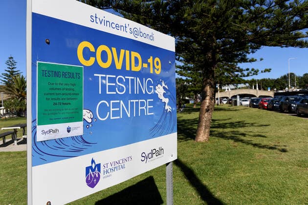 NSW CORONAVIRUS COVID19, Signage is seen as members of the public queue in their cars for a COVID-19 PCR test at the St Vincent?s Drive-through Clinic at Bondi Beach in Sydney, Friday, December 31, 2021. NSW will begin moving to rapid testing and shorten isolation periods amid surging COVID-19 case numbers and testing delay. ( NO ARCHIVING, EDITORIAL USE ONLY, NO USE IN BOOKS WITHOUT CONSENT SYDNEY NSW AUSTRALIA  Copyright: xBIANCAxDExMARCHIx 20211231001609910978