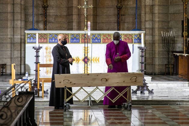 Bilder des Jahres 2021, News 12 Dezember News Themen der Woche KW52 News Bilder des Tages (211230) -- CAPE TOWN, Dec. 30, 2021 -- The coffin of South Africa s Archbishop Emeritus Desmond Tutu is seen at St George s Cathedral in Cape Town, South Africa, on Dec. 30, 2021. Tutu lay in state on Thursday at St George s Cathedral. ) SOUTH AFRICA-CAPE TOWN-DESMOND TUTU-LYING IN STATE LyuxTianran 