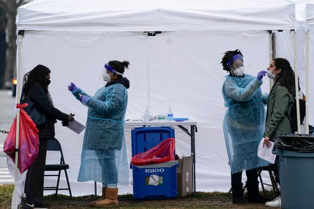(211231) -- WASHINGTON, D.C., Dec. 31, 2021 -- People receive COVID-19 test in Washington, D.C., the United States, on Dec. 30, 2021. The U.S. Centers for Disease Control and Prevention (CDC) has shortened isolation time for Americans infected with COVID-19 from 10 to 5 days, which has prompted public confusion and made health experts warn that the recommendation may lead to more COVID-19 spread and more infection cases. (Photo by Xinhua) U.S.-ISOLATION PERIOD-SHORTENING TingxShen 