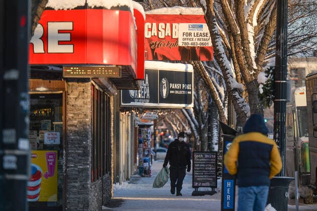 Daily Life In Edmonton During The Covid-19 Pandemic View of Edmonton s Whyte Avenue in freezing weather with temperatures close to -30C. On Thursday, December 30, 2021, in Edmonton, Alberta, Canada. Edmonton Canada  Copyright: xArturxWidakx originalFilename: widak-dailylif211230_np3i4.jpg