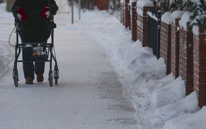 Daily Life In Edmonton During The Covid-19 Pandemic A disabled person is walking using a 4 wheel rollator on a sidewalk covered with fresh snow in downtown Edmonton. On Thursday, December 30, 2021, in Edmonton, Alberta, Canada. Edmonton Canada  Copyright: xArturxWidakx originalFilename: widak-dailylif211230_npT77.jpg