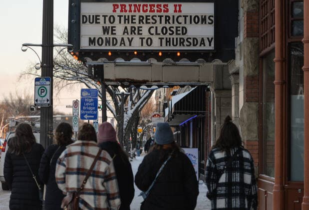 Daily Life In Edmonton During The Covid-19 Pandemic Sign with words Due to restrictions we are closed Monday to Thursday seen outside The Princess II Cinema on Whyte Avenue in Edmonton. On Thursday, December 30, 2021, in Edmonton, Alberta, Canada. Edmonton Canada  Copyright: xArturxWidakx originalFilename: widak-dailylif211230_np0ZH.jpg