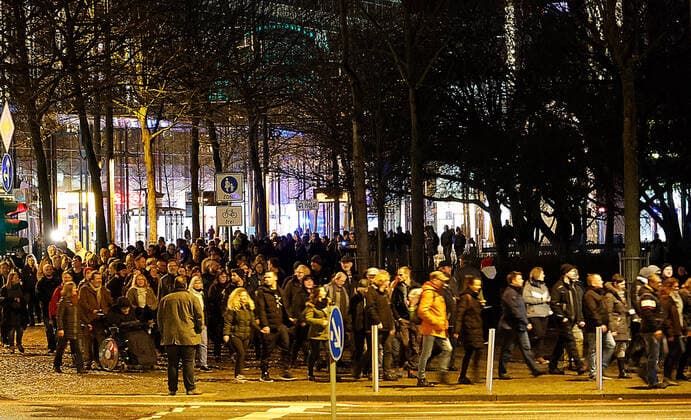 News Themen der Woche KW52 News Bilder des Tages Friedenssingen 30.12.2021, Chemnitz, Montagsspaziergang Am Donnerstag luden Coronagegner in Chemnitz zum Friedenssingen als Vorwand ein und protestierten gegen die Coronaregeln der Sächsischen Corona- Notfallverordnung. Etwa 400 bis 500 Spaziergänger kamen aus verschiedenen Richtungen. Die Polizei ist mit Einsatzkräften vor Ort, konnte aber den Aufzug nicht verhindern. Chemnitz Sachsen BRD *** Peace Singing 30 12 2021, Chemnitz, Monday Walk On Thursday, opponents of corona in Chemnitz invited people to sing peace as a pretext and protest against the corona rules of the Saxon Corona Emergency Ordinance About 400 to 500 walkers came from different directions The police are on the scene with emergency forces, but could not prevent the