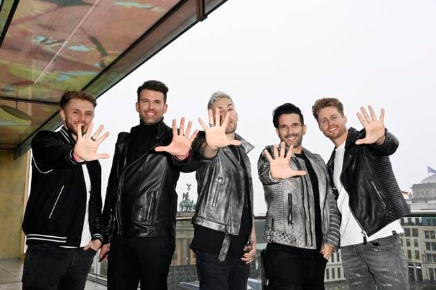 Sven Light, Jay Khan, David Lei Brandt, Marc Terenzi und Joel de Tombe von Team 5ünf beim Photocall zur Silvestershow Celebrate at the Gate - Willkommen 2022 auf dem Balkon der Akademie der Künste. Berlin, 30.12.2021 *** Sven Light, Jay Khan, David Lei Brandt, Marc Terenzi and Joel de Tombe from Team 5ünf at the Photocall for the New Years Eve show Celebrate at the Gate Welcome 2022 on the balcony of the Akademie der Künste Berlin, 30 12 2021 Foto:xF.xKernx xFuturexImage