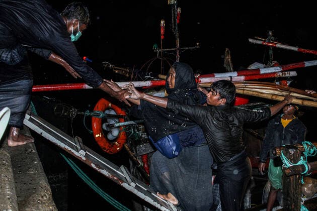 Bilder des Jahres 2021, News 12 Dezember News Bilder des Tages (211231) -- ACEH, Dec. 31, 2021 -- Rohingya refugees walk from a wooden boat as Indonesian officials conduct evacuation at the Krueng Geukueh port in Lhokseumawe, Aceh, Indonesia, Dec. 31, 2021. Indonesia s navy has rescued more than 100 Rohingya asylum seekers who have been adrift on a sinking boat off the country s western coast, bringing them to a temporary place. (Photo by Xinhua) INDONESIA-ACEH-ROHINGYA-REFUGEES-EVACUATION FachrulxReza 
