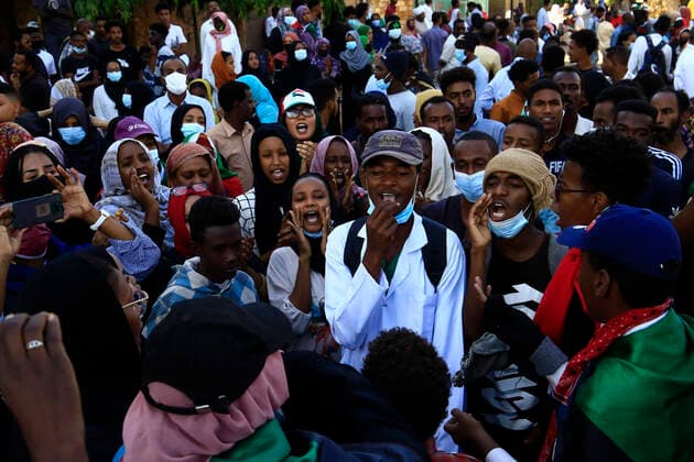 Bilder des Jahres 2021, News 12 Dezember (211231) -- KHARTOUM, Dec. 31, 2021 -- Sudanese citizens demonstrate on the street in Khartoum, Sudan, Dec. 30, 2021. Mass protests started in the Sudanese capital Khartoum and other cities on Thursday to demand civilian rule. ) SUDAN-KHARTOUM-DEMONSTRATION MohamedxKhidir 