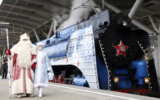 News Themen der Woche KW52 KRASNODAR TERRITORY, RUSSIA - DECEMBER 31, 2021: Father Frost and Snow Maiden walk by Father Frost s Train that arrived at the Imeretinsky Kurort station of the Olimpiysky Park railway station in the Sirius Federal Territory. A traveling residence of Father Frost (Russian Santa Claus), the train is festively decorated and has a reception compartment, cars for games and quests, a restaurant car, a shop car, and technical cars for the staff. The train is making a journey across Russia with stops in over 30 cities. Dmitry Feoktistov TASS  TS11DD2A