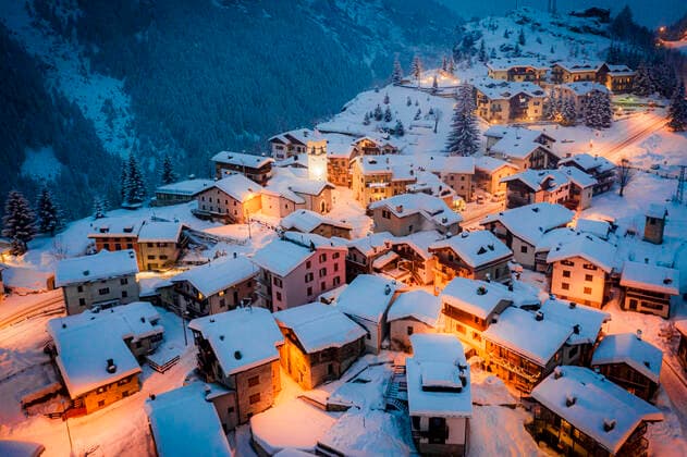 IMAGO Creative: Winter spazieren Christmas lights on mountain houses and chalets covered with snow at dusk, Pianazzo, Madesimo, Valle Spluga, Valtellina, Lombardy, Italy, Europe Copyright: RobertoxMoiola 1179-5451