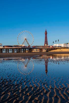 IMAGO Creative: Dichotomien, Reflexionen - Architektur Blackpool beach with reflections of the Tower and pier, Blackpool, Lancashire, England, United Kingdom, Europe Copyright: EdxRhodes 1306-913