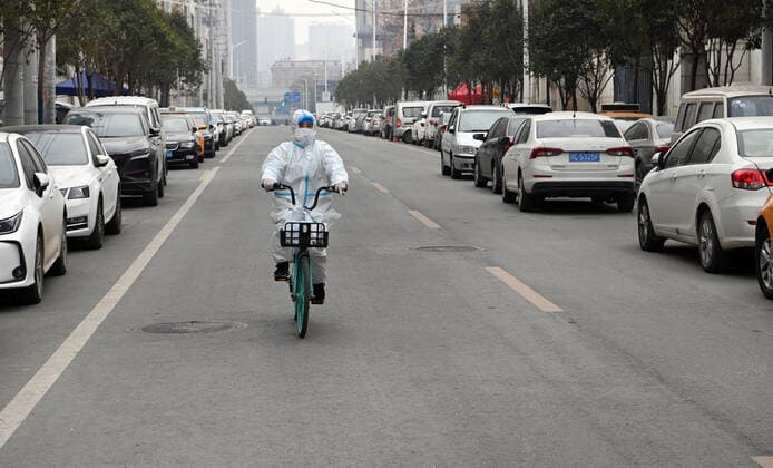 (211231) -- XI AN, Dec. 31, 2021 -- A staff member of a drug store rides a bicycle to deliver medicine in Xi an, northwest China s Shaanxi Province, Dec. 31, 2021. Xi an imposed closed-off management for communities and villages on Dec. 23 in an effort to curb the spread of the latest COVID-19 resurgence. ) CHINA-SHAANXI-XI AN-COVID-19-DAILY LIFE (CN) TaoxMing 