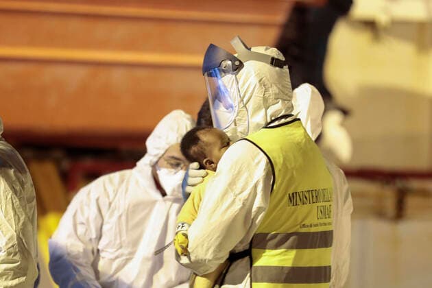 Bilder des Jahres 2021, News 12 Dezember News Themen der Woche KW52 News Bilder des Tages December 31, 2021, Pozzallo: The German NGO migrant rescue ship Sea Watch 3 with 440 migrants on board arrives in the port of Pozzallo, Sicily island, southern Italy, 31 December 2021. The German NGO migrant rescue ship Sea Watch 3 was assigned the port of Pozzallo in Sicily to land its 440 rescued migrants after a week at sea Friday. The ship was at sea since Christmas Eve after carrying out five rescues. .ANSA FRANCESCO RUTA Pozzallo  - ZUMAa110 20211231_zaf_a110_016 Copyright: xFrancescoxRutax