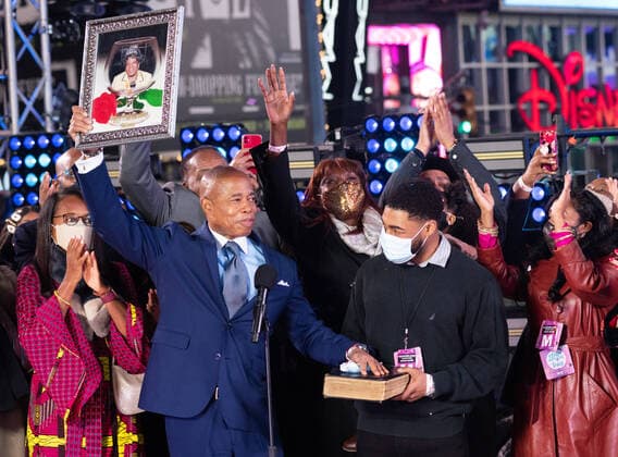 Bilder des Jahres 2022, News 01 Januar News Themen der Woche KW52 News Bilder des Tages Eric Adams becomes NYC s 110th mayor when he is sworn in after the New Year s Eve celebration on New Years Day in Times Square in New York City on Saturday, January 1, 2022.  NYP20211231161 GabrielexHoltermann