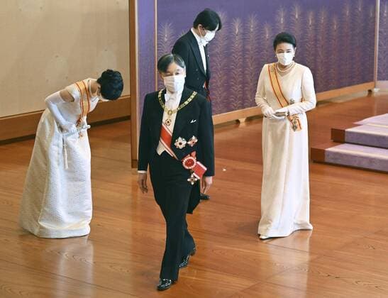 Bilder des Jahres 2022, Entertainment 01 Januar Entertainment Themen der Woche KW52 News Bilder des Tages New Year ceremony by Japan s imperial family Japanese Emperor Naruhito (front, L) and Empress Masako (front, R) are pictured after attending a scaled-down New Year s ceremony at the Imperial Palace in Tokyo on Jan. 1, 2022, wearing masks for protection against the coronavirus. (Pool photo)  A14AA0001175250P