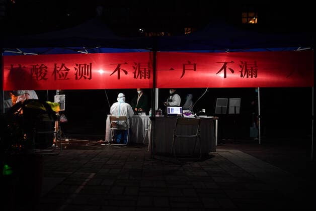 (220101) -- XI AN, Jan. 1, 2022 -- Residents queue up to take nucleic acid tests at a residential area in Xi an, northwest China s Shaanxi Province, Dec. 31, 2021. Staff members and volunteers stuck to their posts on the New Year s eve to ensure supplies of daily necessities for the residents under lockdown and help contain the COVID-19 resurgence in Xi an. ) CHINA-SHAANXI-XI AN-COVID-19-NEW YEAR S EVE (CN) ZhangxBowen 