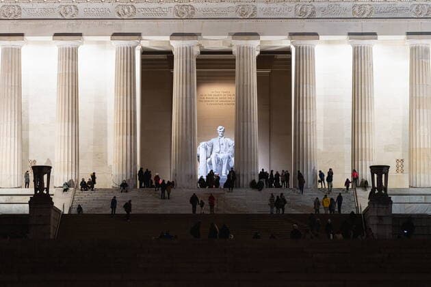Washington Die Statue von Abraham Lincoln im Lincoln Memorial. Das Lincoln Memorial ist ein zwischen 1915 und 1922 erbautes Denkmal zu Ehren Abraham Lincolns, des 16. Präsidenten der Vereinigten Staaten, an der National Mall in Washington, D.C. Der Entwurf stammte von Henry Bacon, aufgenommen am 27.12.2021, Washington DC, Vereinigte Staaten von Amerika The statue of Abraham Lincoln is seen in the Lincoln Memorial. The Lincoln Memorial is a US national memorial built to honor the 16th president of the United States, Abraham Lincoln. It is on the western end of the National Mall in Washington, D.C., across from the Washington Monument, and is in the form of a neoclassical temple. The memorial s architect was Henry Bacon, Washington DC, Un  EP_sro