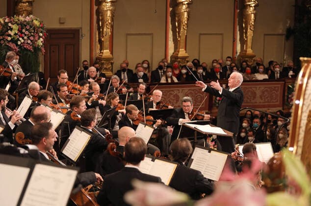 Bilder des Jahres 2022, Entertainment 01 Januar Entertainment Themen der Woche KW52 (220101) -- VIENNA, Jan. 1, 2022 -- The Vienna Philharmonic Orchestra under the baton of conductor Daniel Barenboim perform during the 2022 Vienna Philharmonic New Year s Concert in Vienna, Austria, Jan. 1, 2022. ( The Vienna Philharmonic Orchestra Handout via Xinhua) AUSTRIA-VIENNA-NEW YEAR-CONCERT DieterxNagl 