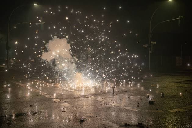 01.01.2022, Berlin, Deutschland, GER - Explosion eines Böllers mit Blitzknallsatz. In Deutschland sind diese Art von Böllern verboten jedoch in Polen und Tschechien frei Verkäuflich. *** 01 01 2022, Berlin, Germany, GER Explosion of a firecracker with flash bang set In Germany this kind of firecrackers are forbidden but in Poland and Czech Republic free for sale