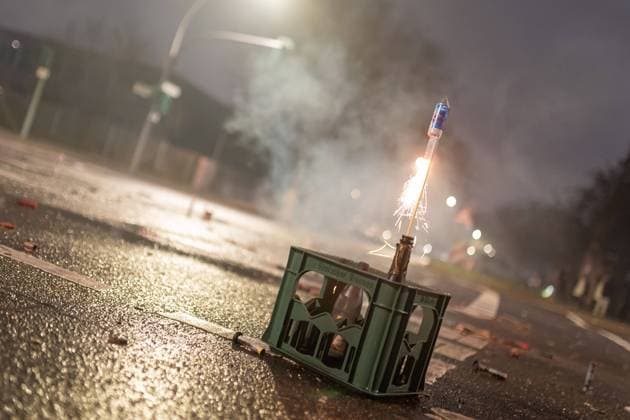 01.01.2022, Berlin, Deutschland, GER - Feuerwerksrakete steht sicher in einem Kasten. *** 01 01 2022, Berlin, Germany, GER Firework rocket stands safely in a box