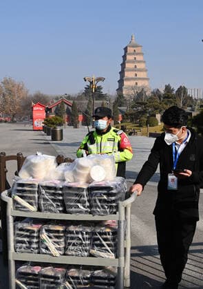 (220101) -- XI AN, Jan. 1, 2022 -- A man delivers foods for medical workers in Xi an, northwest China s Shaanxi Province, Jan. 1, 2022. Xi an, a northwestern Chinese city hit by a recent COVID-19 resurgence, has been making all-out efforts to ensure sufficient food and medicine supplies for its 13 million people who have been under lockdown for over a week. ) CHINA-SHAANXI-XI AN-COVID-19-RESURGENCE (CN) TaoxMing 