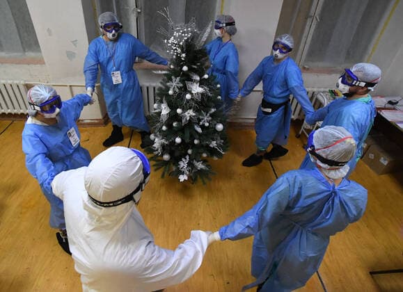 Bilder des Jahres 2021, News 12 Dezember Russia Coronavirus Treatment 6735360 31.12.2021 Medical staff dance around the New Year tree in the resident room in the red zone at a covid department of Krasnoyarsk regional clinic hospital on New Year s eve, in Krasnoyarsk, Russia. Ilya Naymushin Sputnik Krasnoyarsk Russia  Copyright: xIlyaxNaymushinx