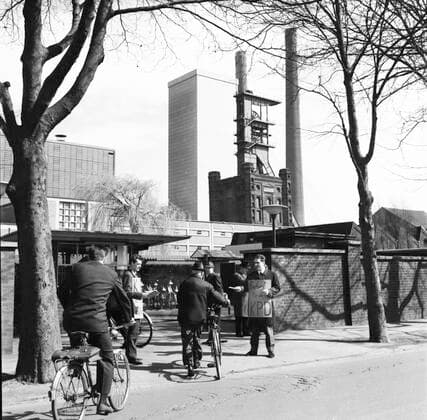 KPD-Anhänger fordern Freiheit für die KPD 1968 DEU, Deutschland, Bottrop: Anhänger der Kommunistischen Partei Deutschlands ( KPD) protestierten hier im Jahre 1968 in Bottrop vor einer Kohlenzeche gegen das Verbot ihrer Partei durch das Bundesverfassungericht und forderten Freiheit für die KPD . DEU, Germany, Bottrop: Supporters of the Communist Party of Germany ( KPD) protested here in 1968 in front of a coal mine against the ban of their party by the Federal Constitutional Court and demanded Freedom for the KPD . NRW *** KPD supporters demand freedom for the KPD 1968 DEU, Germany, Bottrop Supporters of the Communist Party of Germany KPD protested here in 1968 in front of a coal mine against the ban of their party by the Feder