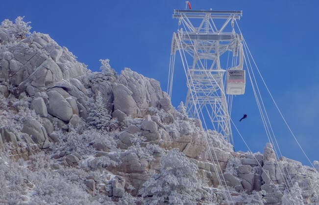 News Bilder des Tages January 1, 2022, Albuquerque, NEW MEXICO, USA: .Rescue efforts continued for hours as a gondola containing workers who were stuck near tower 2 on the Tram overnight with frigid temperatures as a snow storm moved into the area. .Albuquerque, New Mexico Albuquerque Journal. Albuquerque USA - ZUMAab1_ 20220101_zaf_ab1_007 Copyright: xRobertoxE.xRosalesx