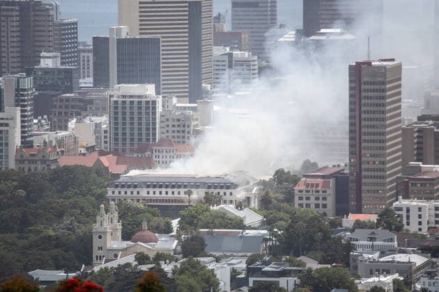 Bilder des Jahres 2022, News 01 Januar News Themen der Woche KW52 News Bilder des Tages (220102) -- CAPE TOWN, Jan. 2, 2022 -- Smoke rises from the South African parliament in Cape Town, South Africa, on Jan. 2, 2022. South Africa s parliament in the legislative capital Cape Town on Sunday confirmed a fire on its precinct and said it has been partly contained. ) SOUTH AFRICA-CAPE TOWN-PARLIAMENT BUILDING-FIRE LyuxTianran 