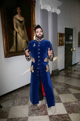 Nibelungen Festspiele 2015 Gemetzel von Albert Ostermaier Designer Harald Glööckler bei der Premiere der Nibelungen Festspiele Gemetzel vor dem Kaiserdom Worms am 31.07.2015. Worms Kaiserdom Rheinland-Pfalz *** Nibelungen Festival 2015 Carnage by Albert Ostermaier Designer Harald Glööckler at the premiere of the Nibelungen Festival Carnage in front of the Kaiserdom Worms on 31 07 2015 Worms Kaiserdom Rheinland Pfalz