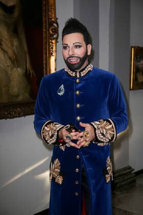 Nibelungen Festspiele 2015 Gemetzel von Albert Ostermaier Designer Harald Glööckler bei der Premiere der Nibelungen Festspiele Gemetzel vor dem Kaiserdom Worms am 31.07.2015. Worms Kaiserdom Rheinland-Pfalz *** Nibelungen Festival 2015 Carnage by Albert Ostermaier Designer Harald Glööckler at the premiere of the Nibelungen Festival Carnage in front of the Kaiserdom Worms on 31 07 2015 Worms Kaiserdom Rheinland Pfalz